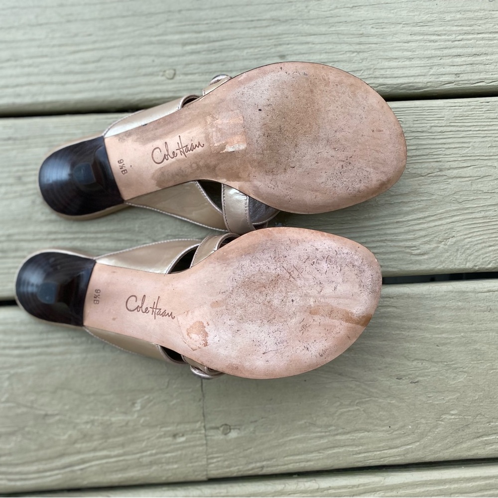 Cole Hann - Lovely cream color patent leather thong sandals with 2” heels, 9.5 - Picture 6 of 9